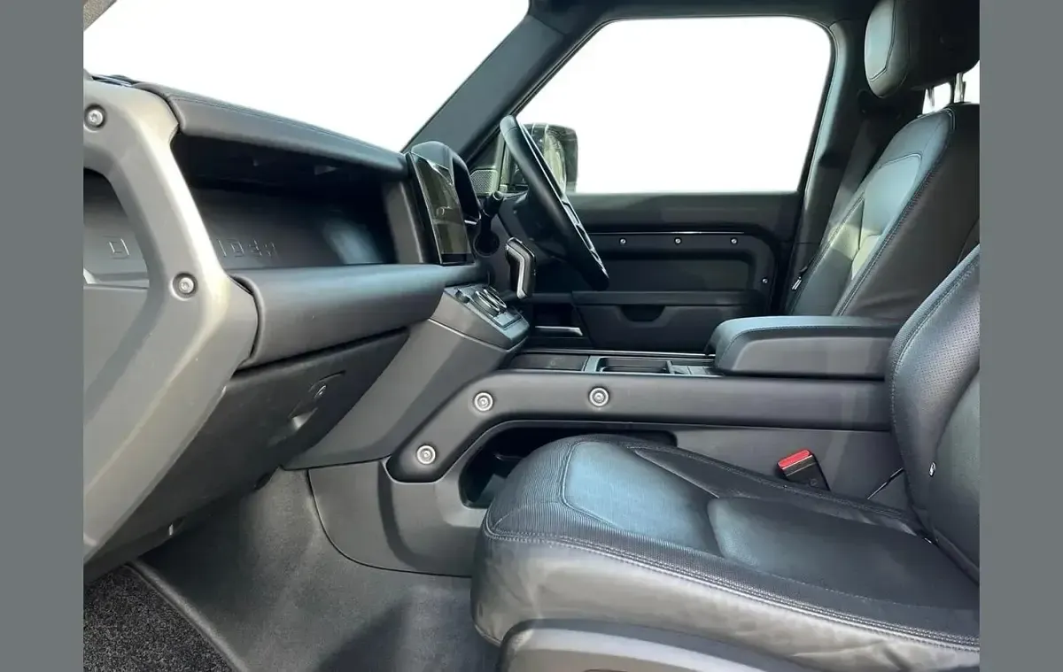 Usado Land Rover Defender HSE Dynamic 296 HP (217 kW) 2024 Preto SUV