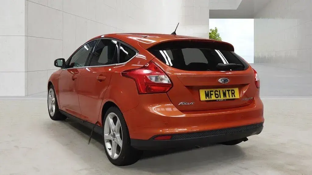 Used Ford Focus Titanium 125 HP (91 kW) 2011 Red Hatchback