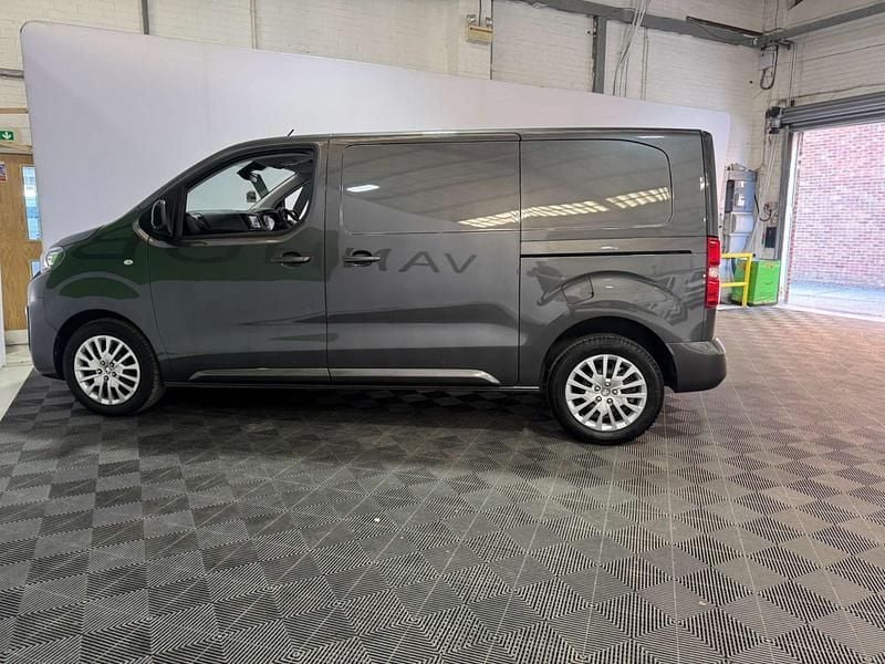 Begagnad Peugeot Expert Premium 2024 Grå Van