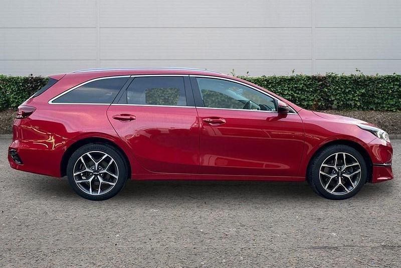 Używany Kia Ceed 138 KM (101 kW) 2025 Czerwony Hatchback