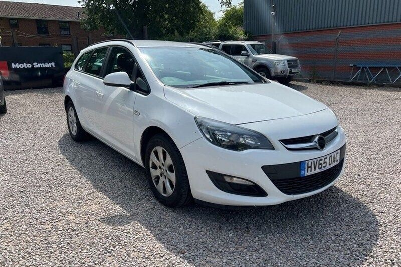 White Used 2015 Vauxhall Astra Design Edition Estate | £4,495 (Fair price) - Image 1/1