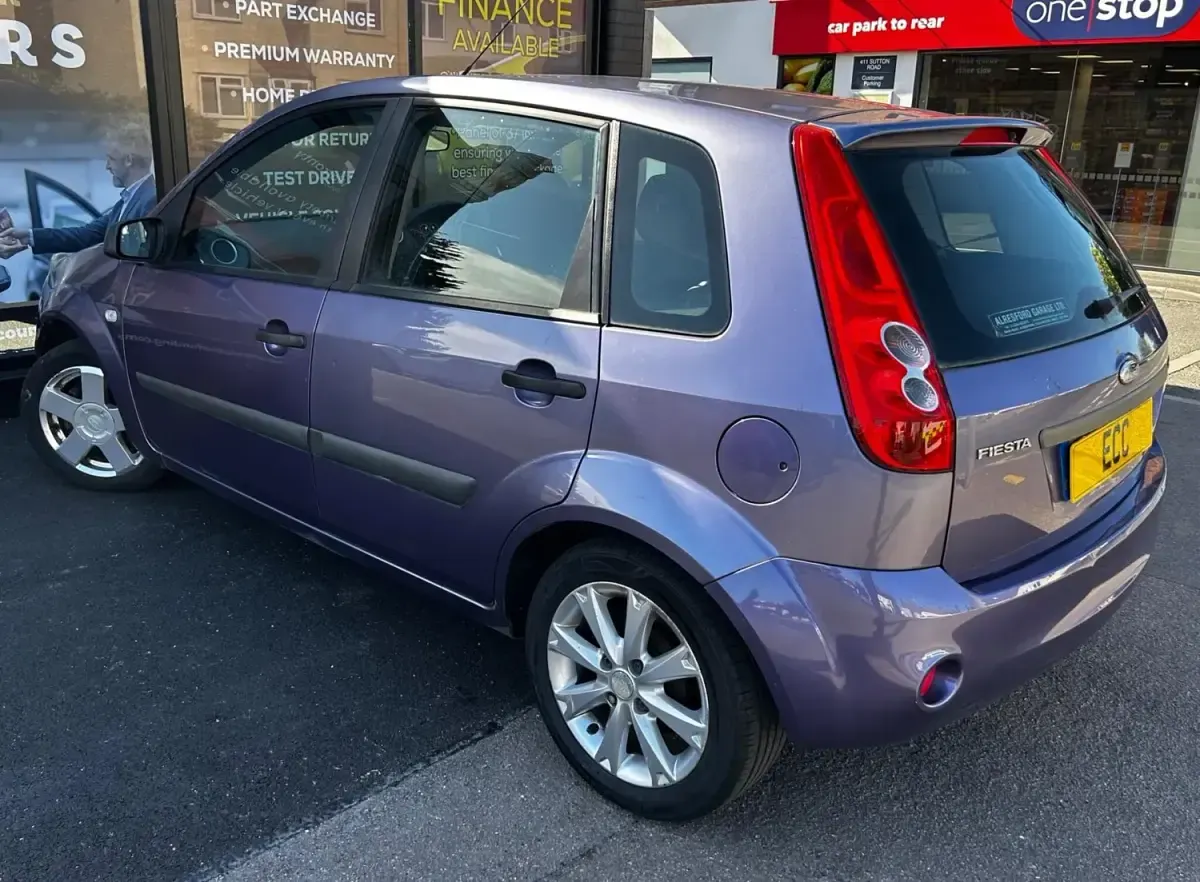 Begagnad Ford Fiesta Zetec 75 HK (55 kW) 2006 Lila Halvkombi