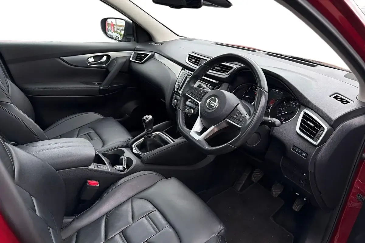 Used Nissan Qashqai N-Motion 140 HP (102 kW) 2021 Red SUV
