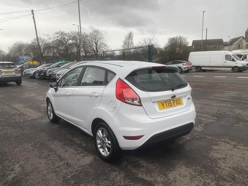 Usado Ford Fiesta Zetec 2015 Branco Citadino
