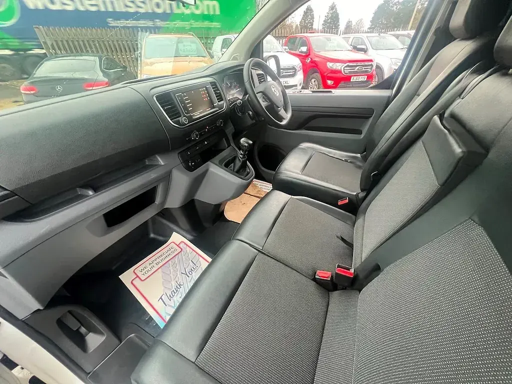 Second-hand Vauxhall Vivaro Sportive 100 CP (73 kW) 2021 Alb Monovolum