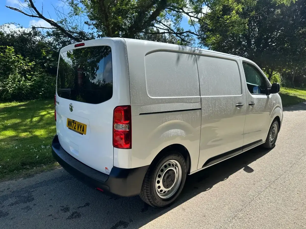 Gebraucht Vauxhall Vivaro 120 PS (88 kW) 2022 Weiß Van / Kleinbus