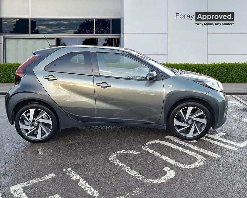 Used Toyota Aygo X 72 HP (52 kW) 2022 Khaki green SUV