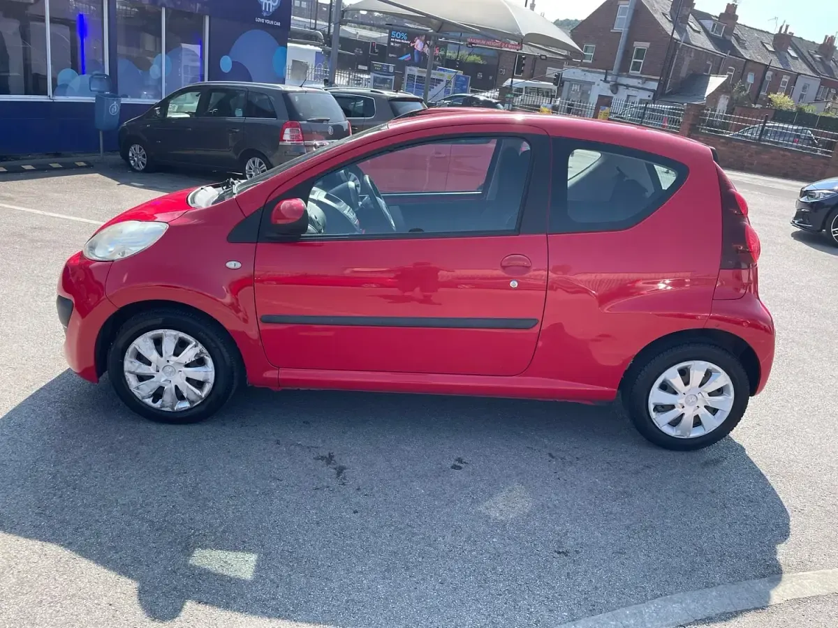 Used Peugeot 107 Active 68 HP (50 kW) 2014 Red Hatchback