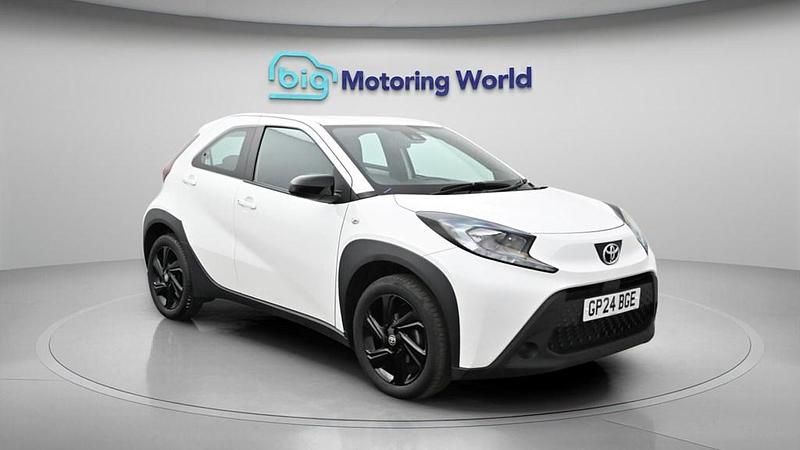 Used Toyota Aygo X PURE 72 HP (52 kW) 2024 White SUV