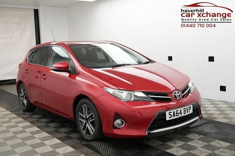 Red Used 2014 Toyota Auris Plus Hatchback | £6,795 (Fair price) - Image 1/4