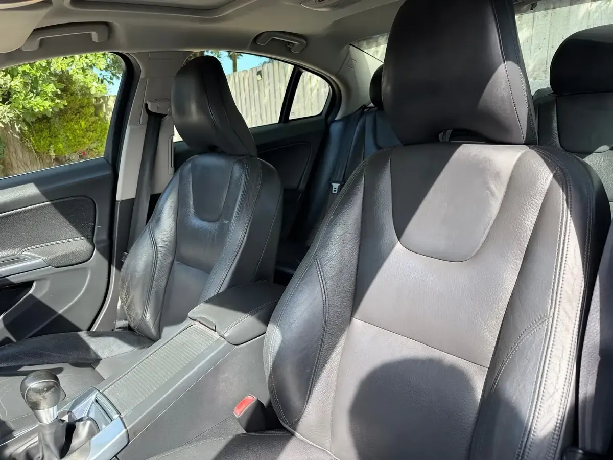 Used Volvo S60 SE 136 HP (100 kW) 2011 Red Sedan