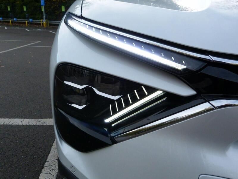 White Used 2023 Citroën C5 X PureTech Hatchback | £17,990 (Fair price) - Image 1/4