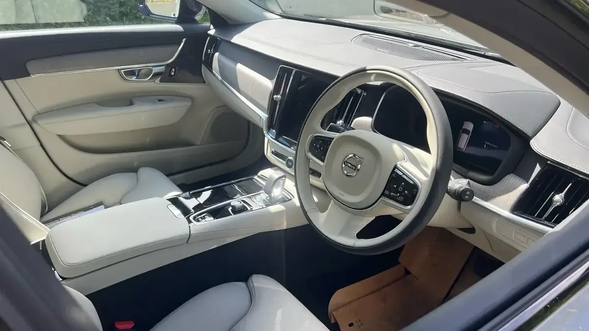 New Volvo V90 Plus 350 HP (257 kW) 2026 Silver Estate