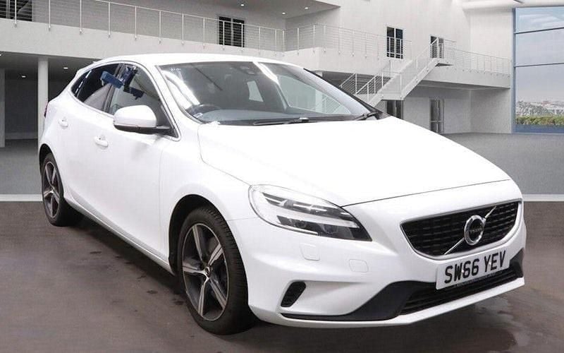 Used 2019 Volvo V40 R-Design Hatchback | £7,999 (Good price) - Image 1/2