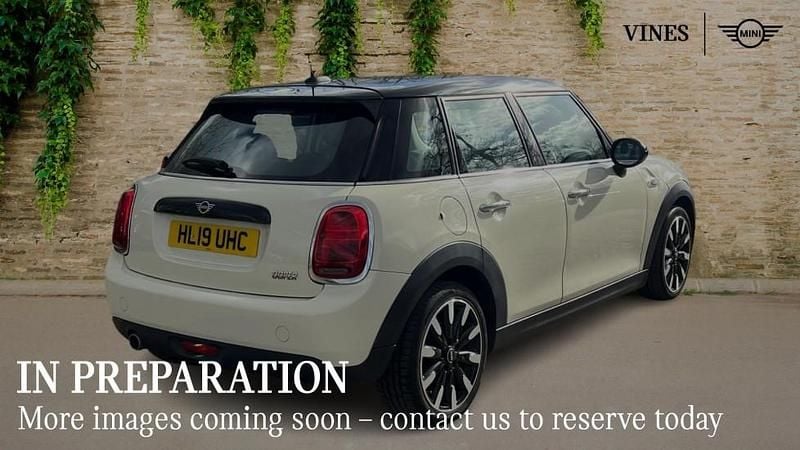 Used Mini Cooper Classic 134 HP (98 kW) 2019 White Hatchback