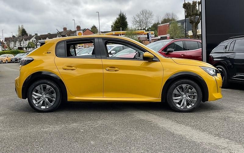 Second-hand Peugeot e-208 Allure Premium 100 kW (136 CP) 2022 Hatchback