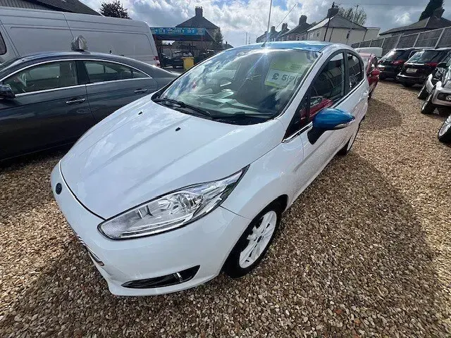 Used Ford Fiesta Zetec 82 HP (60 kW) 2016 White Hatchback