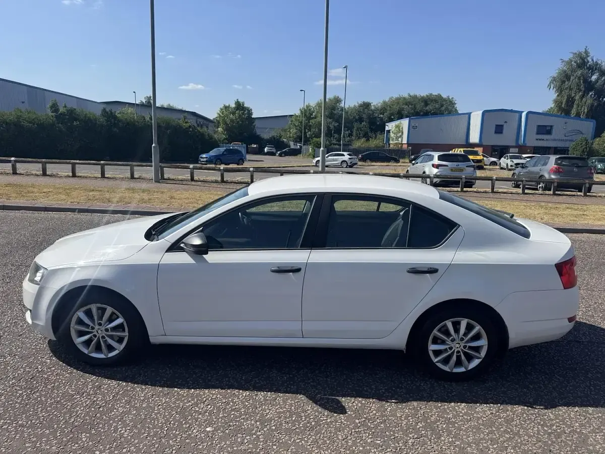 Used Skoda Octavia SE 105 HP (77 kW) 2013 White Hatchback