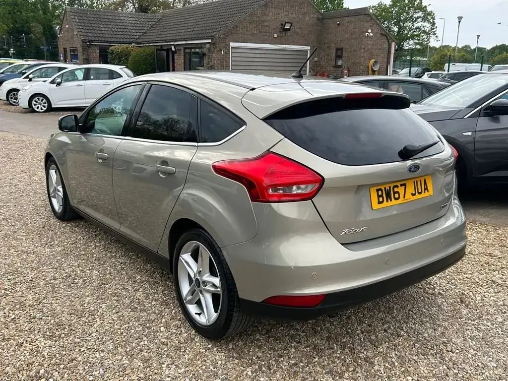 Begagnad Ford Focus Zetec 100 HK (73 kW) 2018 Silver Halvkombi