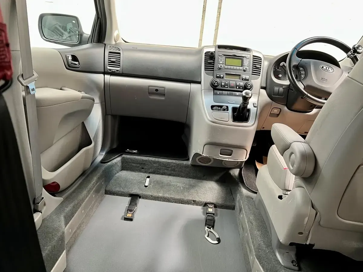 Used Kia Sedona 2010 Silver MPV