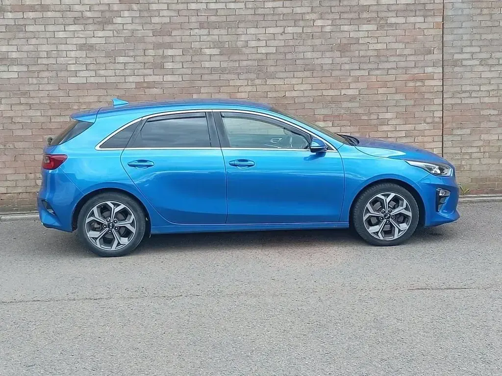 Usado Kia Ceed 138 HP (101 kW) 2019 Azul Citadino