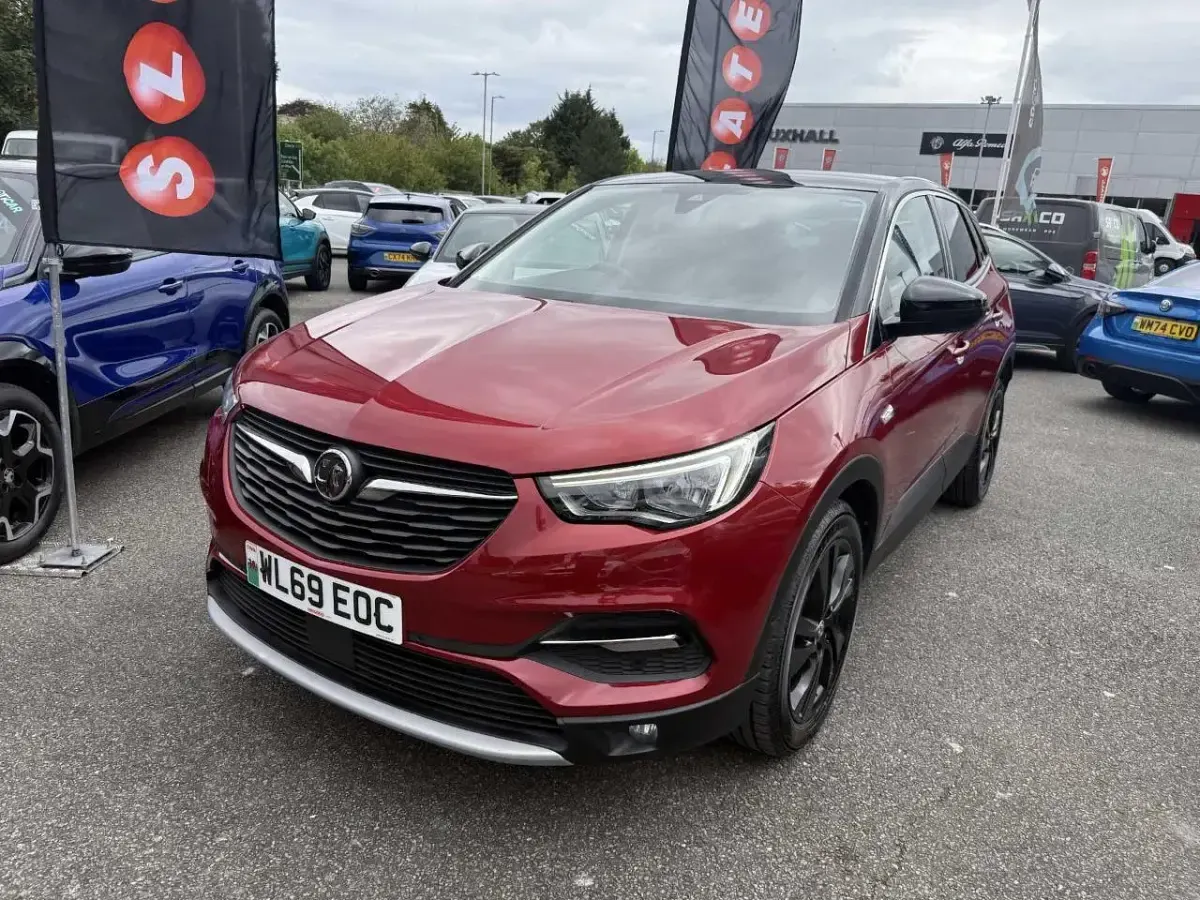 Used Vauxhall Grandland X SRi 128 HP (94 kW) 2020 Red SUV