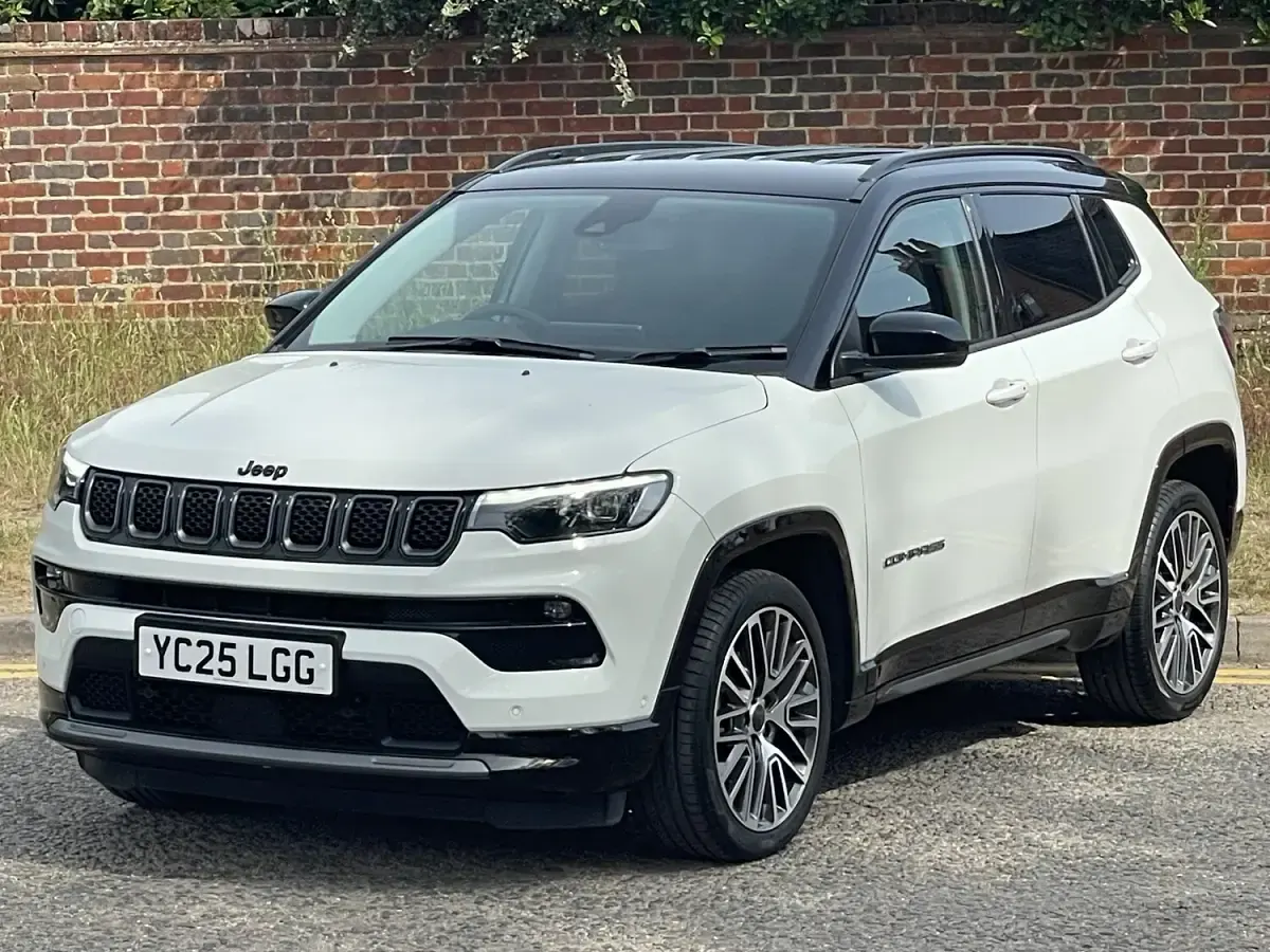 Used Jeep Compass Altitude 2025 White/black SUV
