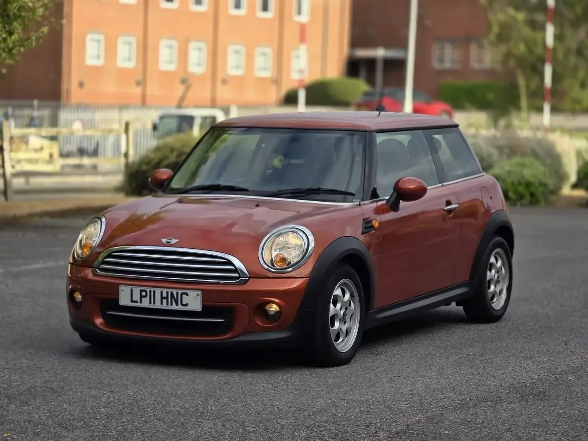 Used Mini Cooper Hatch 122 HP (89 kW) 2011 Orange Hatchback