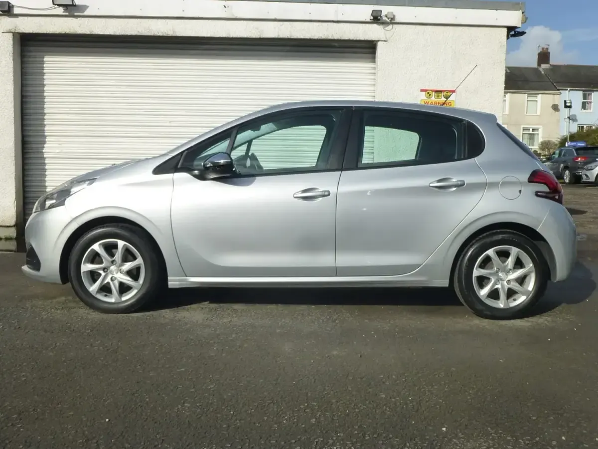 Gebraucht Peugeot 208 Active 2016 Silber Kleinwagen