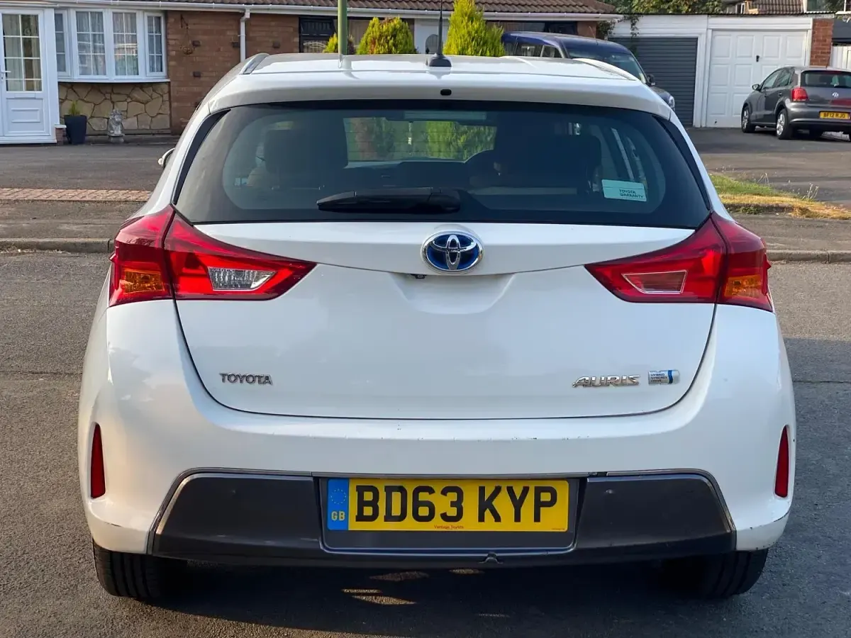 Used Toyota Auris Hybrid 136 HP (100 kW) 2013 White Hatchback