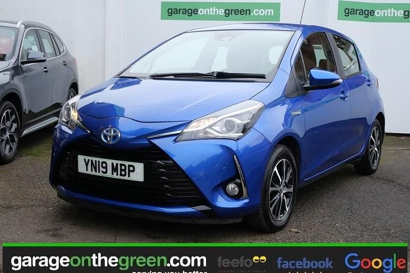 Used Toyota Yaris Hybrid 100 HP (73 kW) 2019 Blue Hatchback