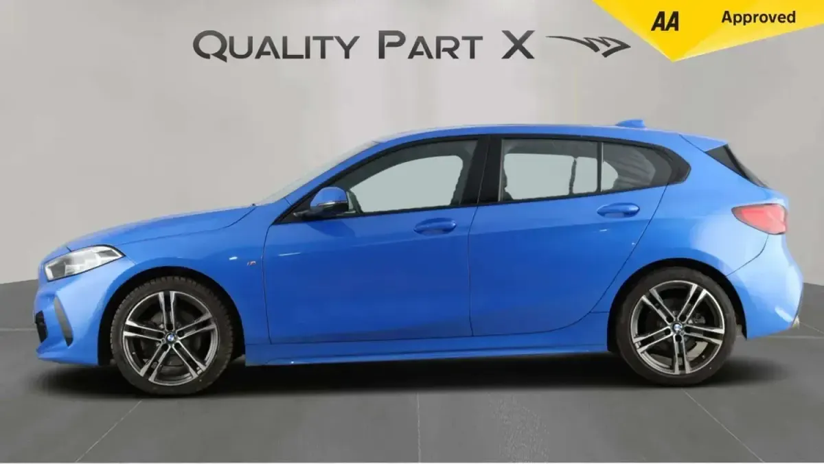 Begagnad BMW 118 M Sport 2023 Blå Halvkombi