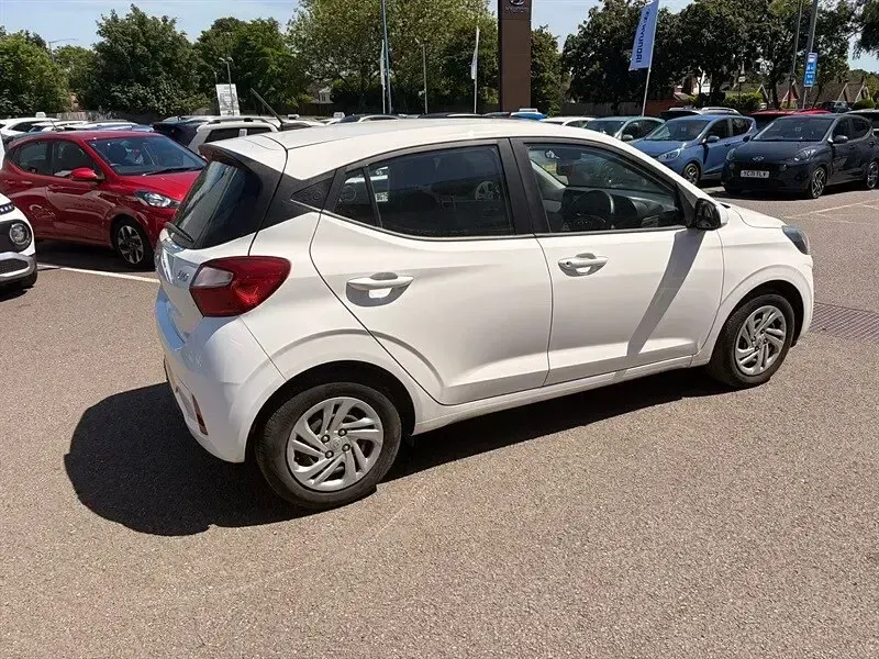 Used Hyundai i10 SE 67 HP (49 kW) 2023 White Hatchback