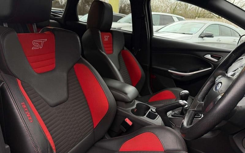 Used Ford Focus ST 250 HP (183 kW) 2014 Red Hatchback