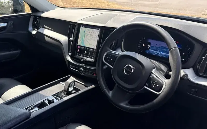 Used Volvo XC60 Momentum 197 HP (144 kW) 2021 Onyx black SUV