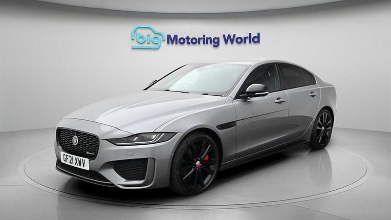 Usado Jaguar XE R-Dynamic 250 HP (183 kW) 2021 Cinzento Sedan