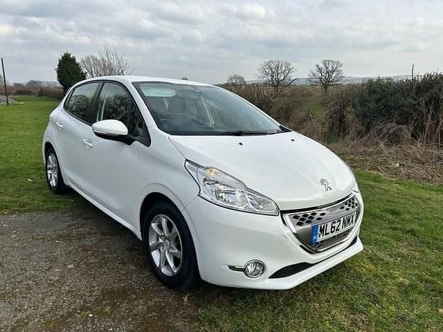 Used Peugeot 208 Active 70 HP (51 kW) 2012 White Hatchback