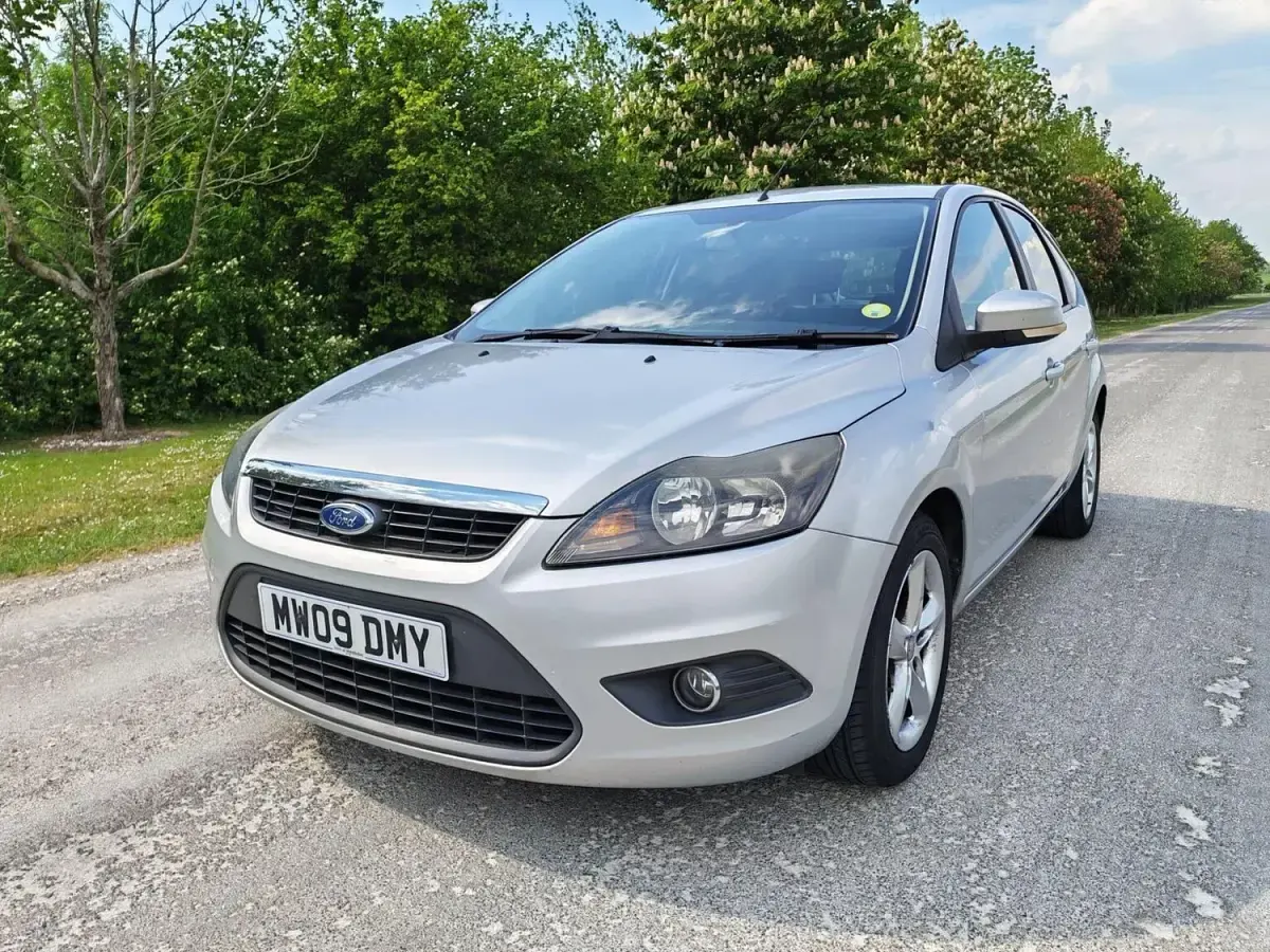 Usado Ford Focus Zetec 99 HP (72 kW) 2009 Prateado Citadino