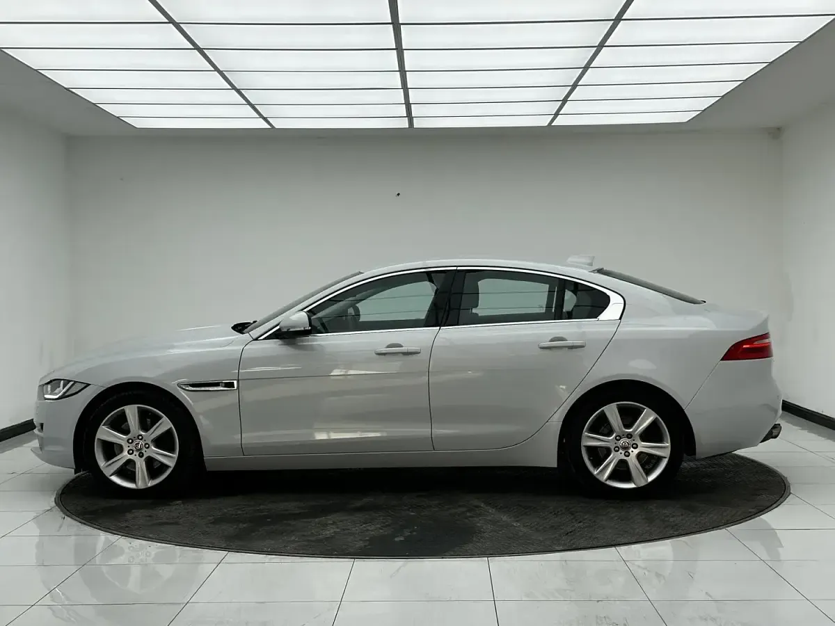 Used Jaguar XE Portfolio 180 HP (132 kW) 2016 White Sedan