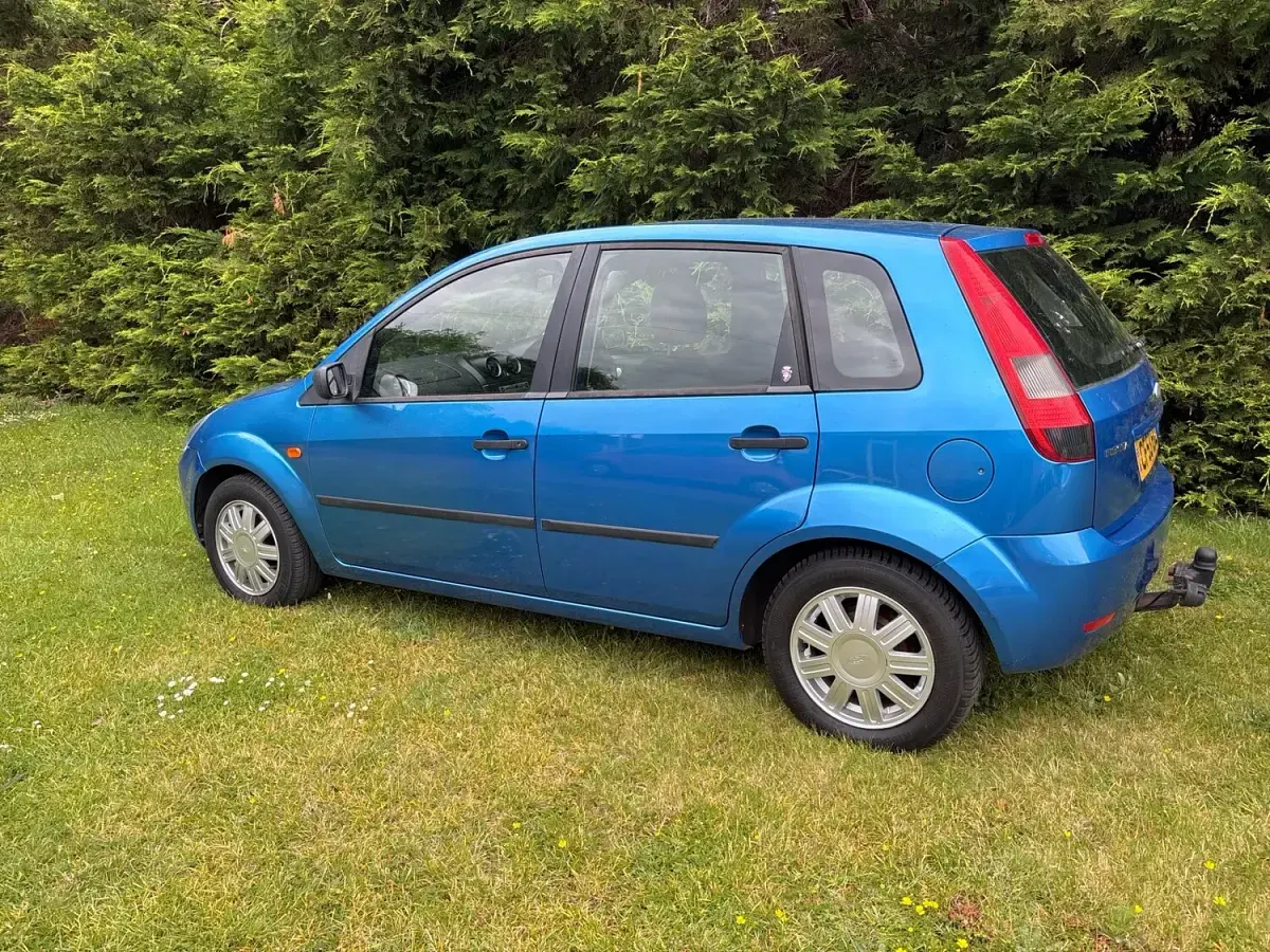 Used Ford Fiesta Ghia 68 HP (50 kW) 2003 Blue Hatchback