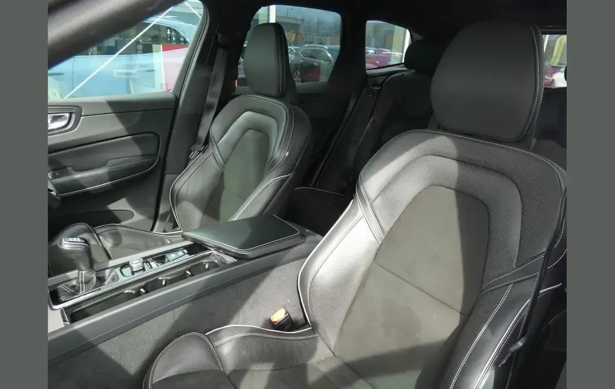 Second-hand Volvo XC60 R-Design 190 CP (139 kW) 2018 Alb SUV