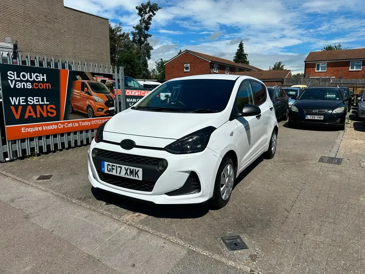Used Hyundai i10 67 HP (49 kW) 2017 White Hatchback