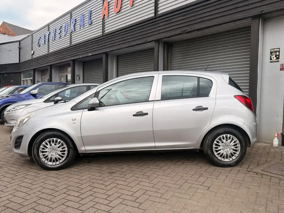 Begagnad Vauxhall Corsa S 85 HK (62 kW) 2011 Silver Halvkombi