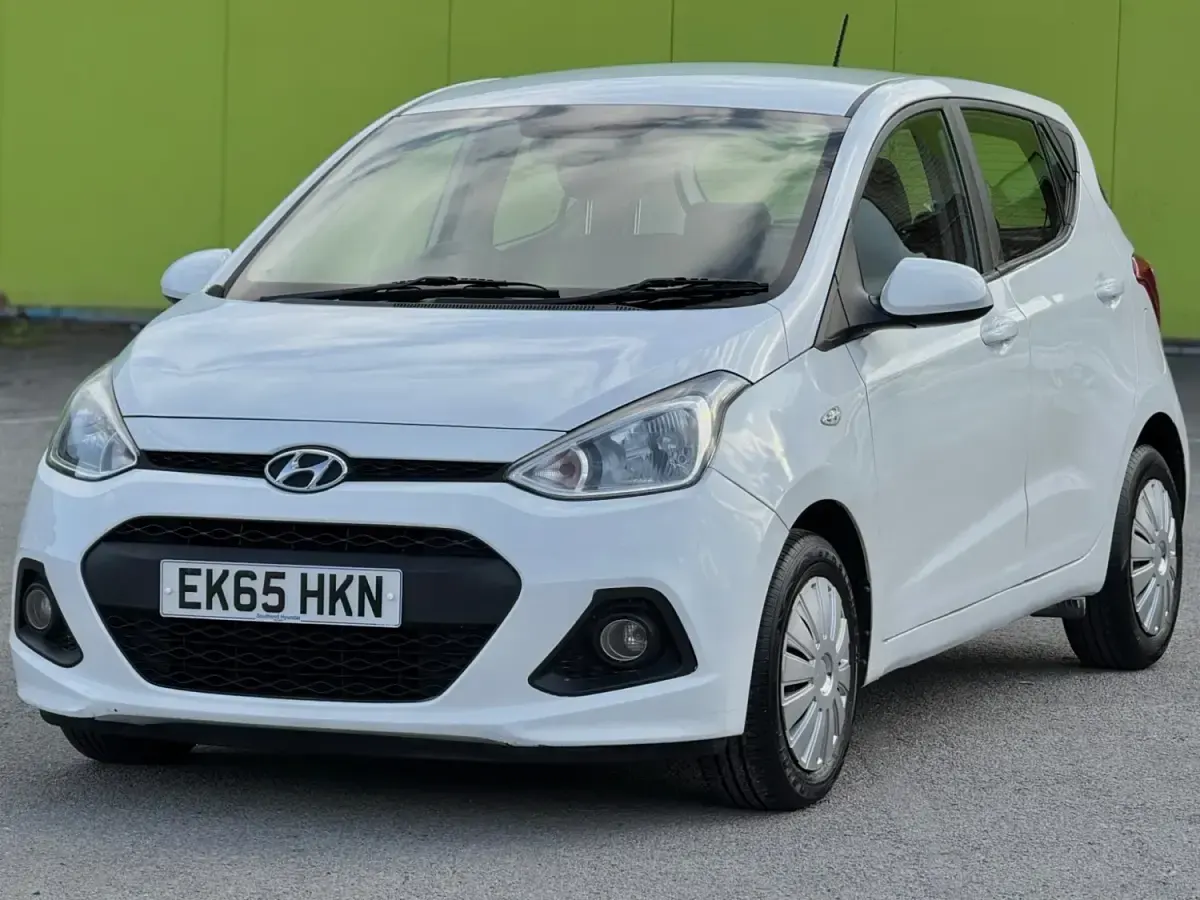 Usado Hyundai i10 SE 87 HP (63 kW) 2015 Branco Citadino