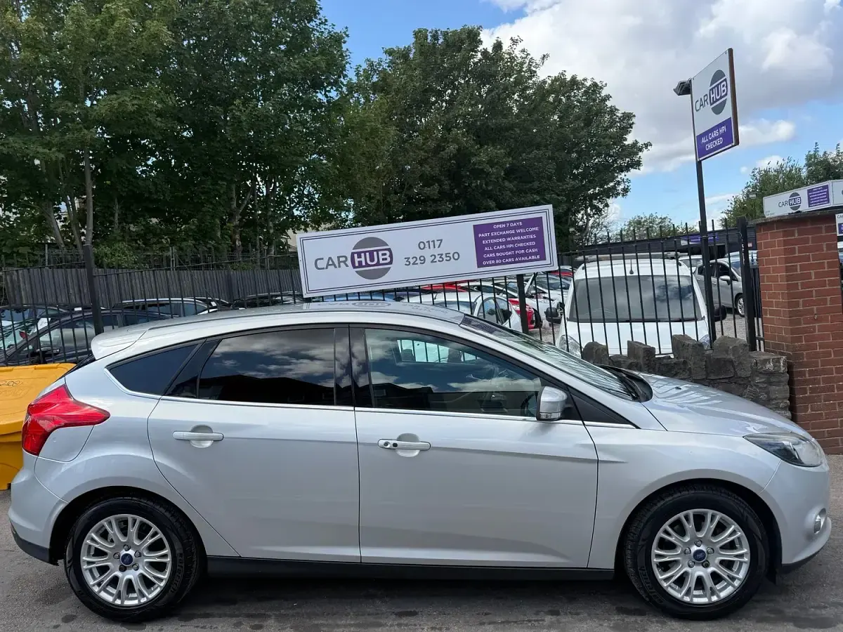 Used Ford Focus Titanium 125 HP (91 kW) 2011 Silver Hatchback