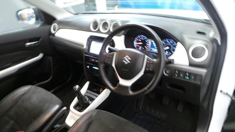 Used Suzuki Vitara SZ5 120 HP (88 kW) 2015 White SUV