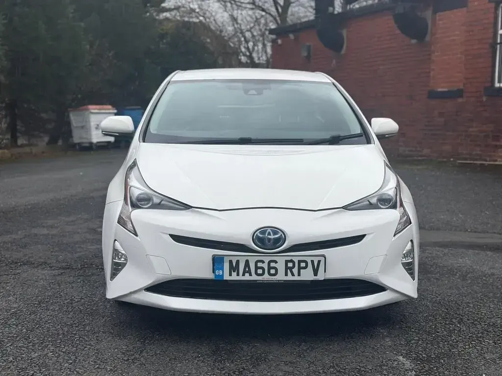 Used Toyota Prius Active 2016 White Hatchback