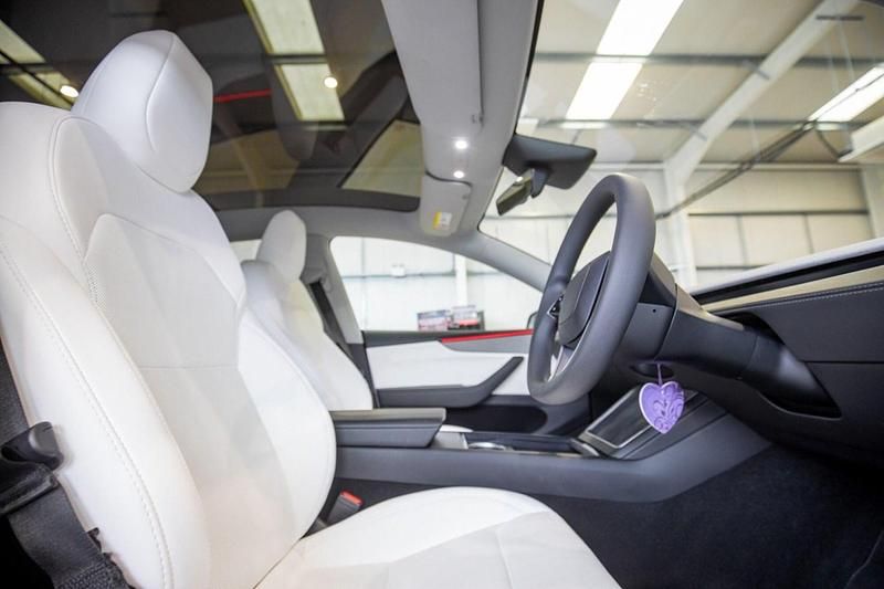 Used Tesla Model Y Long Range RWD 286 kW (389 HP) 2025 White SUV