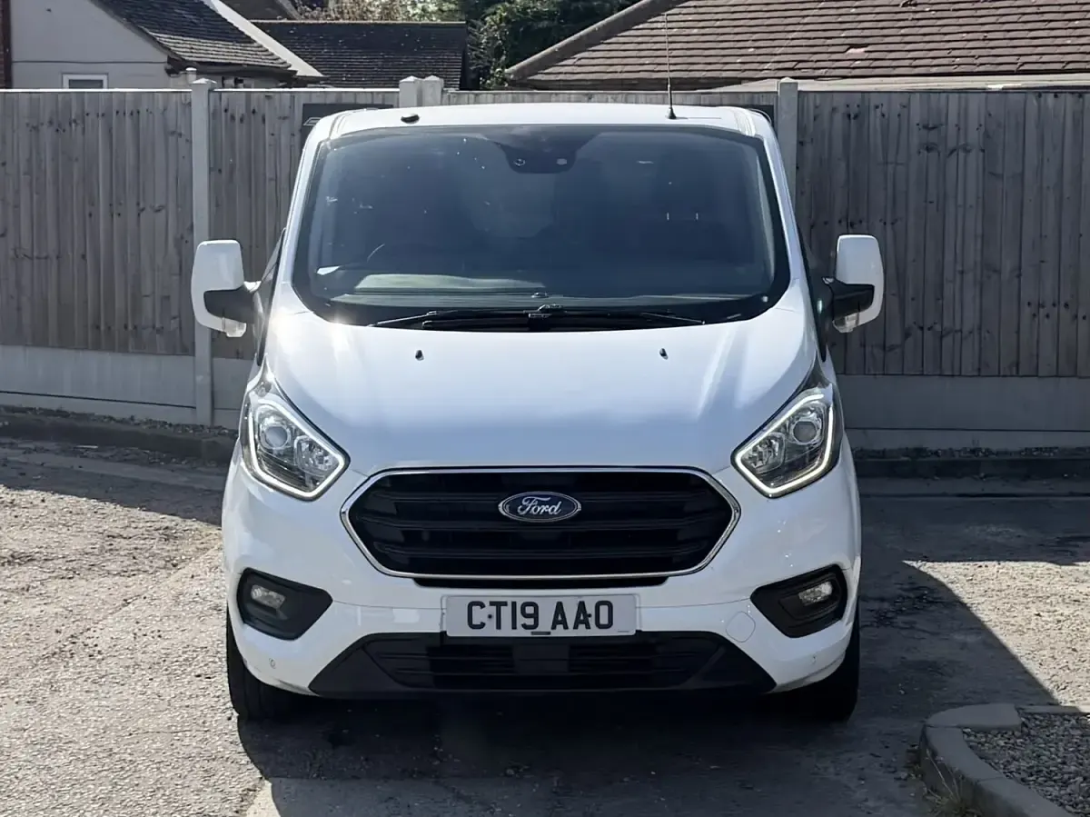 Used Ford Transit Custom Limited 130 HP (95 kW) 2019 White Van
