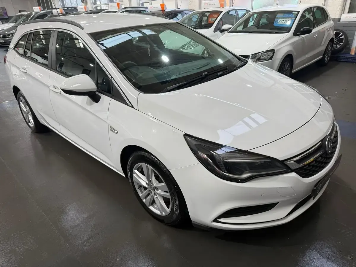 Used Vauxhall Astra Design Edition 2017 White Estate